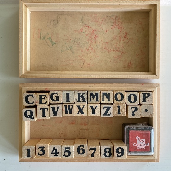Vintage Wooden Box Collection of Wood Stamps. Alphabet, Numbers - Picture 4 of 8